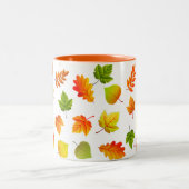 Schöne Blätter des Herbstes auf Weiß Zweifarbige Tasse (Mittel)