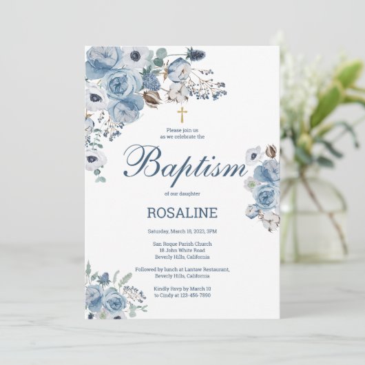 Schöne blaue Blumentaufen Einladung (Stehend Vorderseite)