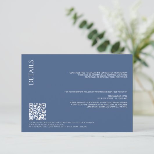 Schöne blaue Details mit QR Code Wedding Begleitkarte (Stehend Vorderseite)
