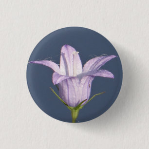 Schöne blaue Glocke-Blume Button
