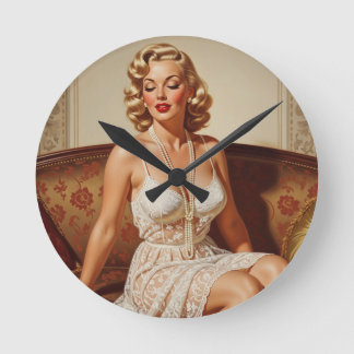 Schöne blonde Pin-up-Kunst der 50er Jahre Runde Wanduhr