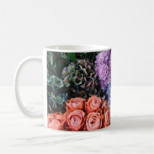 Schöne blühende Blumen (Rosen, Hortensien, c Kaffeetasse