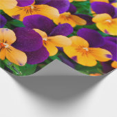 Schöne blühende Stiefmütterchen im Garten Geschenkpapier (Ecke)