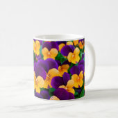 Schöne blühende Stiefmütterchen im Garten Kaffeetasse (VorderseiteRechts)