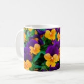 Schöne blühende Stiefmütterchen im Garten Kaffeetasse (Vorderseite Links)