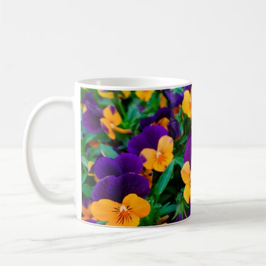 Schöne blühende Stiefmütterchen im Garten Kaffeetasse (Links)