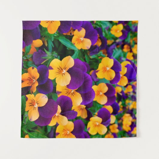 Schöne blühende Stiefmütterchen im Garten Wandteppich (Vorderseite (Horizontal))