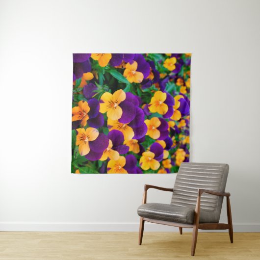 Schöne blühende Stiefmütterchen im Garten Wandteppich (Beispiel (Horizontal))