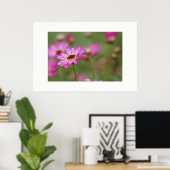 Schöne Blume mit einem Tropfen Regen Poster (Heimbüro)