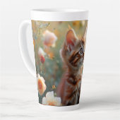 Schöne Blume und Kitten Latte Tasse (Linke Ecke)