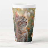 Schöne Blume und Kitten Latte Tasse (Vorderseite)