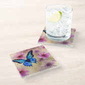 Schöne Blume und Schmetterling Glasuntersetzer (Schrägansicht)