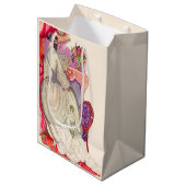 schöne Braut in einem schönen Gewand Mittlere Geschenktüte (Vorderseite Schrägansicht)