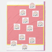 Schöne Brigitte mit Regenbogenvlies-Decke. Fleecedecke (Vorderseite)