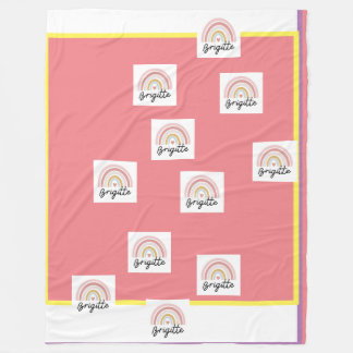 Schöne Brigitte mit Regenbogenvlies-Decke. Fleecedecke