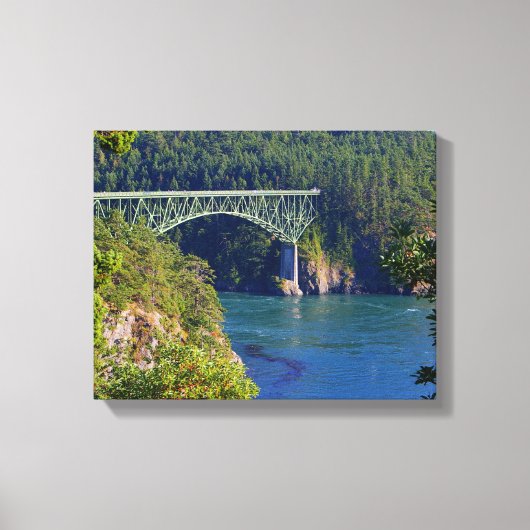 Schöne Brücke, blauer Ozean und grüne Bäume, Leinwanddruck (Vorderseite)