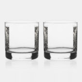 Schöne Brünette Frau im Zeichn Whiskyglas (Rechts)