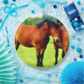 Schöne Bucht von Pferden in üppiger grüner Wiese Pappteller (Party)