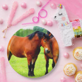 Schöne Bucht von Pferden in üppiger grüner Wiese Pappteller (Party)