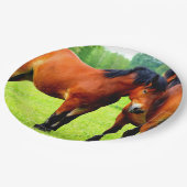 Schöne Bucht von Pferden in üppiger grüner Wiese Pappteller (Schrägansicht)