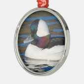 Schöne Bufflehead-Duck am Winterteich Ornament Aus Metall (Links)