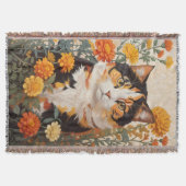 Schöne Calico Katze mit marigold Blume Decke (Vorderseite)