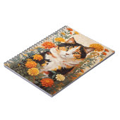 Schöne Calico Katze mit marigold Blume Notizblock (Linke Seite)