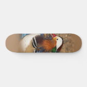 Schöne Chatty Mandarin Duck auf den Felsen Skateboard (Horizontal)
