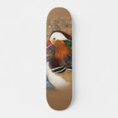 Schöne Chatty Mandarin Duck auf den Felsen Skateboard (Vorne)