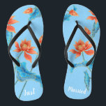 Schöne Chinoiserie Orange & Blue Wedding Badesandalen<br><div class="desc">Es ist wunderschön, oder? Dieses erwünschte Flip-Flops-Paar zeichnet sich durch ein Vintages, luxuriöses Chinoiserie-Muster von Lotus-Blume vor dem hellblauen Hintergrund und die wechselnde Typografie "Just Married" aus. Zeigen Sie mit diesen atemberaubenden und komfortablen Bräunungsrutschen Ihren neuen Status als Frau! Strich Anpassen Sie es mit Ihrer Formulierung durch die Vorlagenfelder. Wenn...</div>