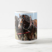 Schöne Clydesdale Pferde pflügen Kaffeetasse (Mittel)
