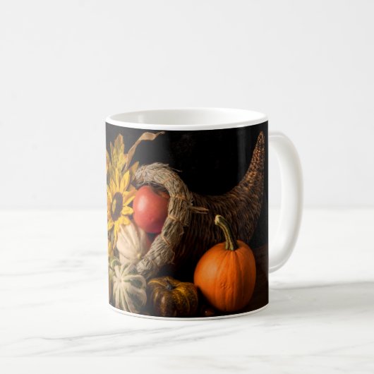 Schöne Cornucopia gefüllt mit Herbstgürteln Kaffeetasse (VorderseiteRechts)