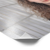 Schöne Curly Haaresümerin im Schwarzen Shirt Fotodruck (Ecke)