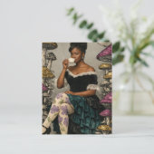 Schöne Dame trinkt Tee violette Pilze Postkarte (Stehend Vorderseite)