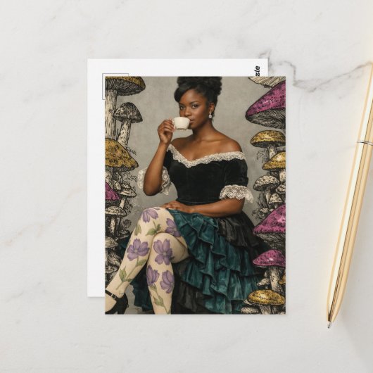 Schöne Dame trinkt Tee violette Pilze Postkarte (Vorderseite/Rückseite Beispiel)