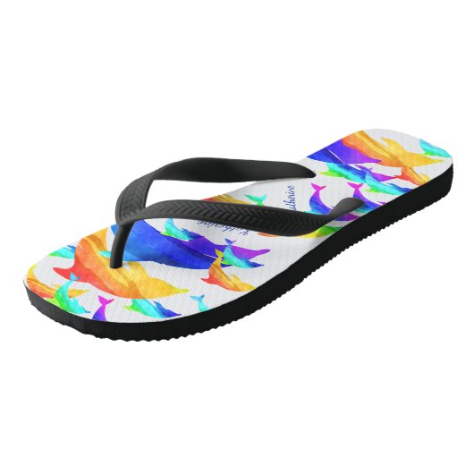 Schöne Delphine im Regenbogen mit Vorname Badesandalen (Schrägansicht)