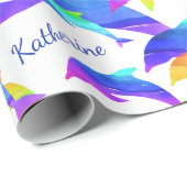 Schöne Delphine im Regenbogen mit Vorname Geschenkpapier (Rolleneckpunkt)