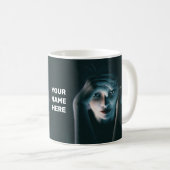 Schöne denkende Frau. Anpassbarer Text Kaffeetasse (VorderseiteRechts)