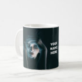 Schöne denkende Frau. Anpassbarer Text Kaffeetasse (Vorderseite Links)