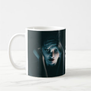 Schöne denkende Frau. Anpassbarer Text Kaffeetasse