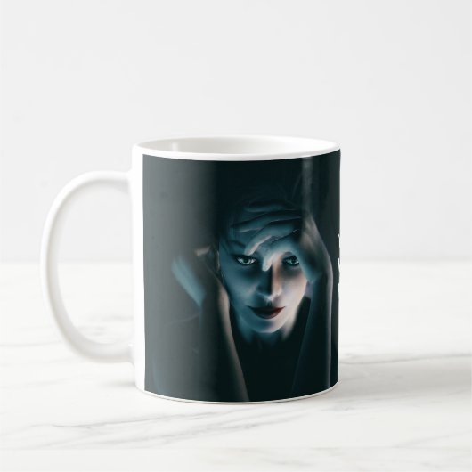 Schöne denkende Frau. Anpassbarer Text Kaffeetasse (Links)