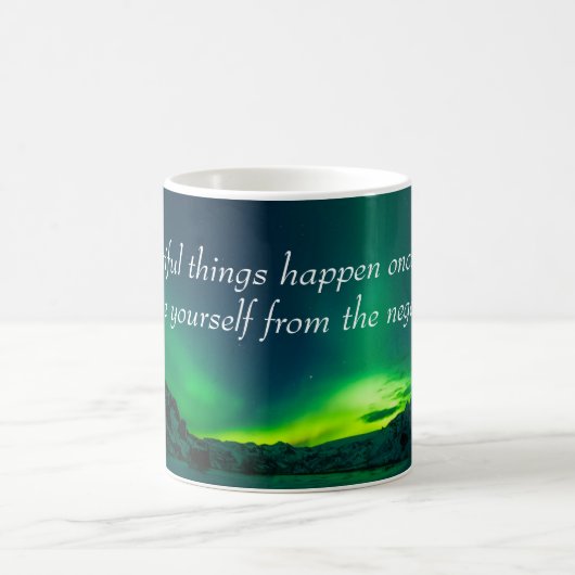 Schöne Dinge passieren inspirierendes Zitat Kaffeetasse (Mittel)