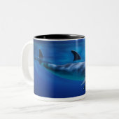 Schöne Dolphin Unterwasser und darüber Zweifarbige Tasse (Vorderseite Links)