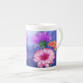 Schöne Drei-Farben-Gerberas - Migned Art Gezeichne Porzellantasse (Vorderseite Rechts)