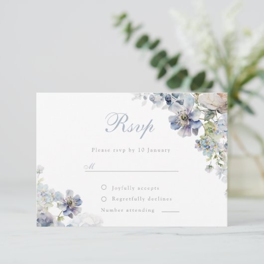 Schöne, duftige Blumen Elegante Hochzeit RSVP Karte (Stehend Vorderseite)