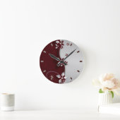 Schöne dunkelrote und silbergraue Blume Runde Wanduhr (Zuhause)