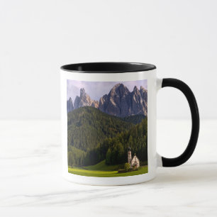 Schöne einsame einsiedlerische Kirche namens Rainu Tasse