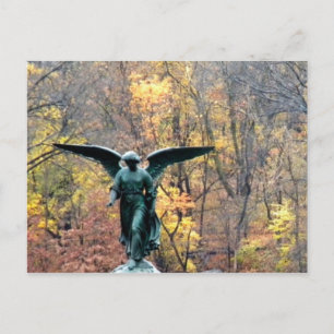 Schöne Engel im Herbstwald Postkarte
