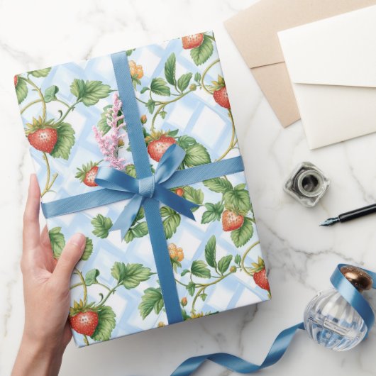 Schöne Erdbeeren und Blumenbridal Geschenkpapier (Schenken)