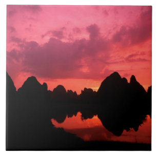 Schöne Farbe bei Sonnenuntergang der Kalksteinberg Fliese
